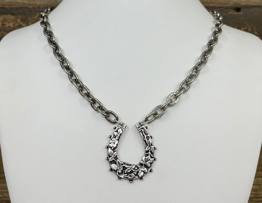 Vintage Reproduction Sterling Plated 17" Chain with Horseshoe Pendant, detail view
